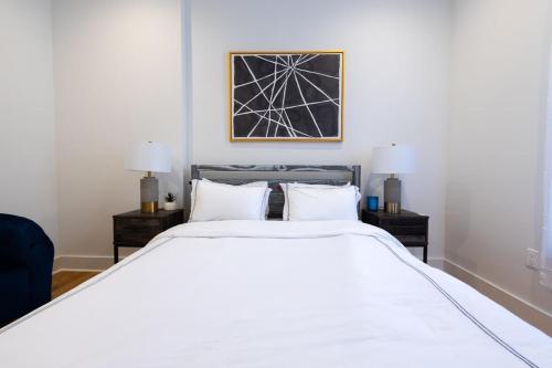 um quarto com uma grande cama branca com duas mesas de cabeceira em 7-3 2BR 1Bath in Prime Park Slope em Brooklyn