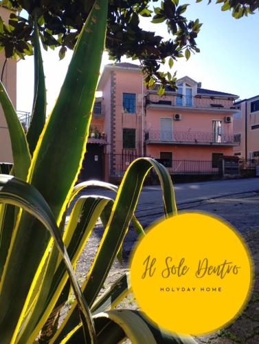 une usine avec un panneau jaune devant un bâtiment dans l'établissement Il Sole Dentro Holiday Home, à Pellezzano