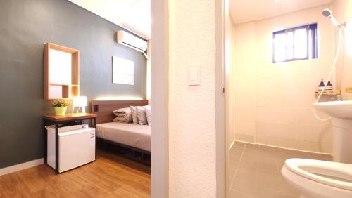 y baño con cama, aseo y lavamanos. en OYO Hostel Dongdaemun1, en Seúl