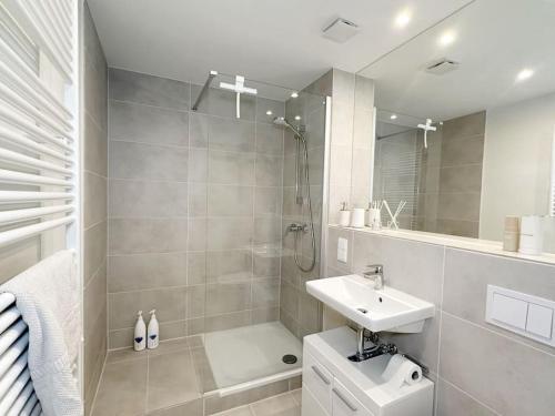 a bathroom with a sink and a toilet and a shower at Neu & Schick: Küche inkl. Kaffee in Dresden