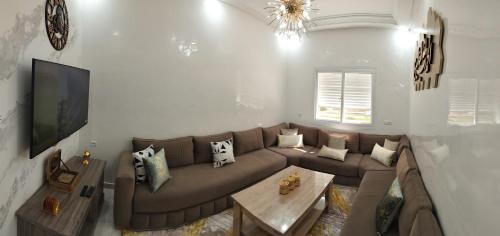 uma sala de estar com um sofá e uma televisão em Heaven of Fes em Fez