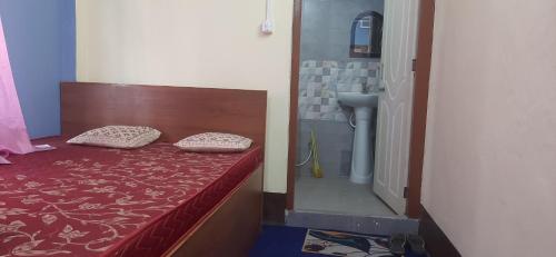 uma cama com duas almofadas num quarto em Aarav Homestay em Kalimpong