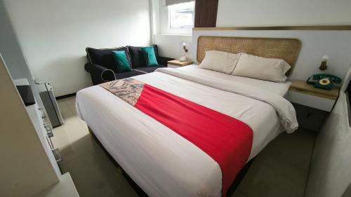 sypialnia z dużym łóżkiem i czerwonym kocem w obiekcie Premier Guesthouse w mieście Kalasan