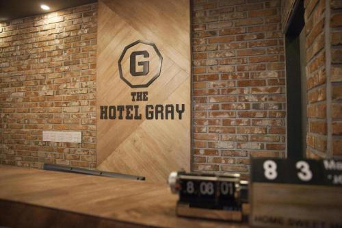Certificado, premio, señal o documento que está expuesto en Hotel Gray