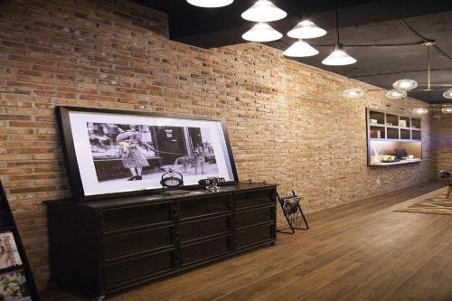 Una televisión o centro de entretenimiento en Hotel Gray