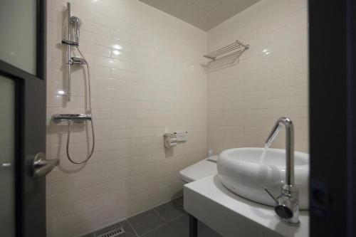 Un baño de Hotel Gray