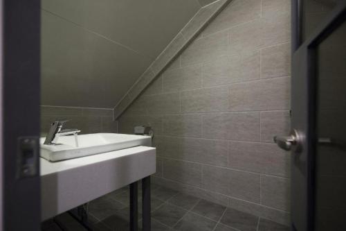 Un baño de Hotel Gray