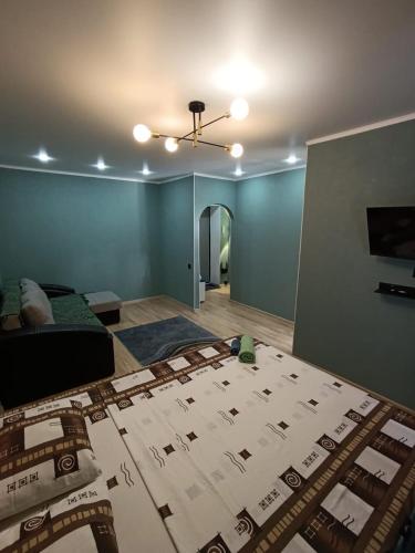 sala de estar con cama y techo en BURATINO, en Petropavlovsk