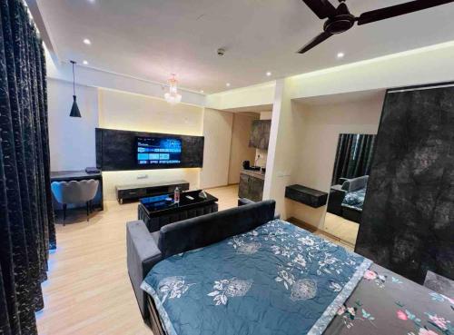 uma grande sala de estar com um sofá e uma televisão em Royal Suites INN em Lucknow