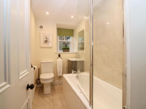 łazienka z wanną, toaletą i umywalką w obiekcie North Mains Cottage - Craigievar Castle w mieście Alford