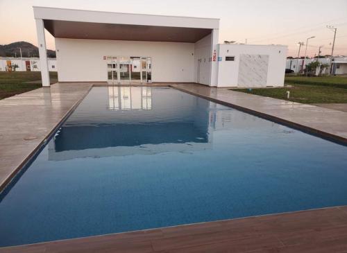 una piscina de agua frente a un edificio en MINI CASA ECOTERRA SANTA ANA, en Santa Ana