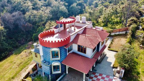 una vista aerea di una casa con tetto rosso di Willostays Alpine Mansion 6bhk a Kodaikānāl