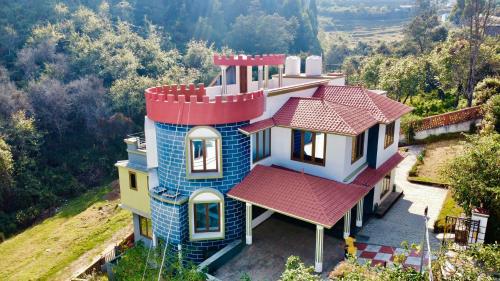 una casa con un tetto rosso su una collina di Willostays Alpine Mansion 6bhk a Kodaikānāl