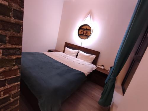 1 dormitorio con cama y espejo en la pared en Lazar Apartment Felix, en Băile Felix