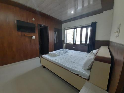 Bhowāli的住宿－New Sameer Hotel，一间卧室设有一张床和一个窗口