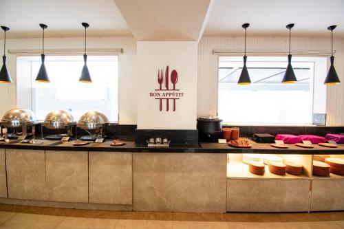 een keuken met een aanrecht met eten erop bij Akshaya Aura in Bangalore