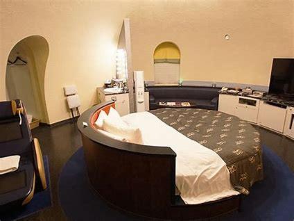 um quarto com uma cama grande num quarto em スパホテル　ティーズリゾート伊勢崎 em Nishi-kunisada