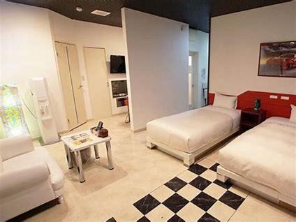 Nishi-kunisadaにあるスパホテル　ティーズリゾート伊勢崎のチェッカーフロアのベッドルーム1室(ベッド2台付)