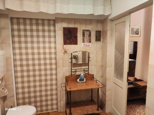een badkamer met een wastafel en een spiegel bij Sotto la Torre - Under the Tower in Novi Ligure