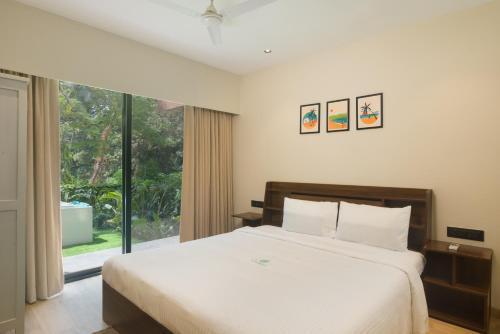 Una cama o camas en una habitación de Etereo Stays, Luxury Premium Apartments Baga, Arpora, Goa