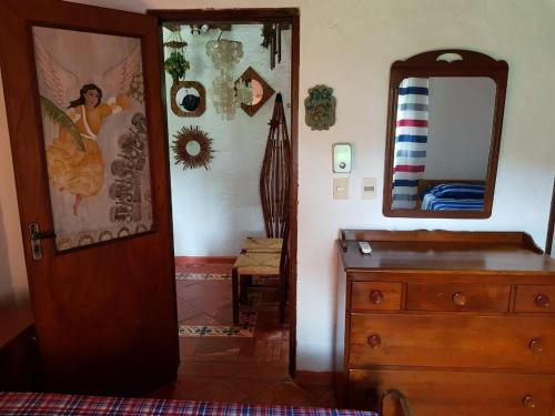 um quarto com uma porta, uma cómoda e um espelho em Kandire Posada Rural em San Ygnacio