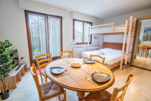 En eller flere senge i et værelse på CABANA & Les pieds dans l'eau