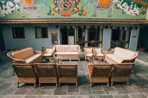 un groupe de chaises et de tables devant un bâtiment dans l'établissement Mountain Lodges of Nepal - Thame, à Thāmi