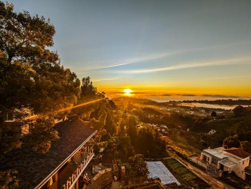 a view of the sunset from a building at Cloudwalks Homestay in Kodaikānāl