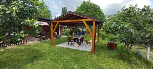 einen Pavillon mit einem Tisch und Stühlen im Hof in der Unterkunft Soba Tina in Vrdnik