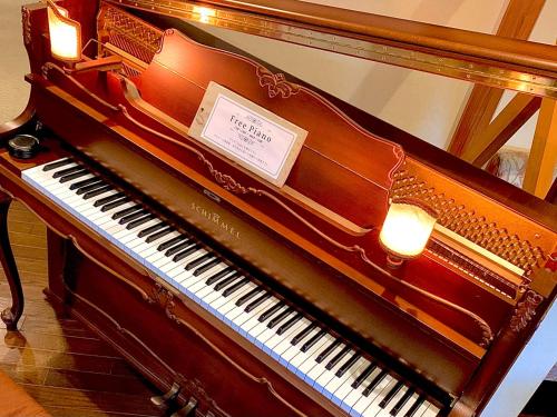 a piano with a plaque on top of it at Ryumontei Chiba Ryokan in Ōyu