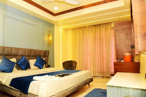 sypialnia z łóżkiem i krzesłem w pokoju w obiekcie Hotel satpura inn` w mieście Pachmarhi