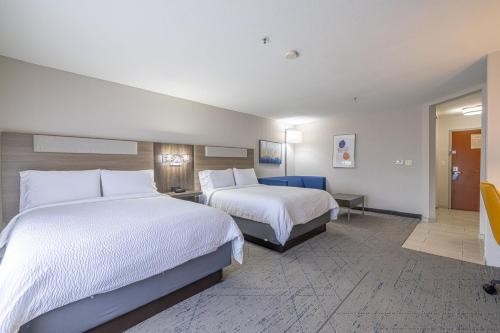 Letto o letti in una camera di Holiday Inn Express & Suites College Station by IHG