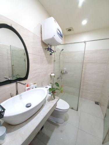 a bathroom with a sink and a toilet and a mirror at HAPPY HOMESTAY Đình Đông in Hai Phong