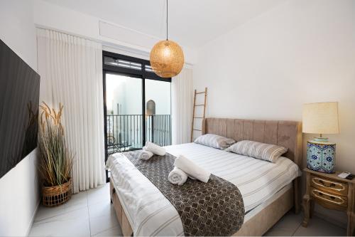 - une chambre avec un lit et des serviettes dans l'établissement וילה win, à Eilat