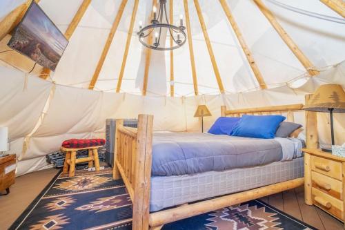 モアブにあるMoab RV Resort Glamping Tipi OKTP-53のベッドルーム(パオのベッド付)