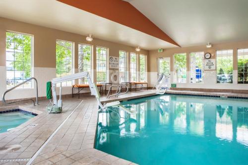 a swimming pool in a hotel room with a swimming pool at Holiday Inn Express Corvallis-On the River, an IHG Hotel in Corvallis