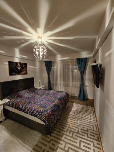 Schlafzimmer mit einem Bett und einem Kronleuchter in der Unterkunft Belle maison ! in Brüssel