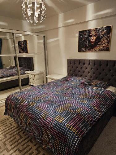 ein Schlafzimmer mit einem großen Bett und zwei Spiegeln in der Unterkunft Belle maison ! in Brüssel