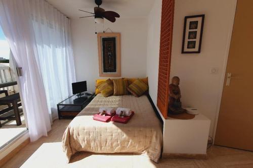 - une chambre dotée d'un lit avec deux chaussures rouges dans l'établissement Studio Port Jo CLIM WIFI Garage et Piscine au Couchant 3pers - ROSSIconciergerie - Linge inclus, à La Grande Motte