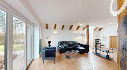 una sala de estar con un sofá y una mesa en Gulfhof-Ferien Briese, en Großheide