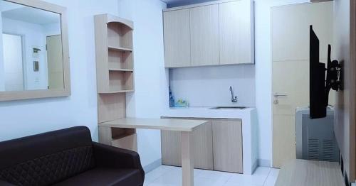a kitchen with a desk and a chair in a room at Apartement Ayodhya by Alam Sutera in Tjikokol