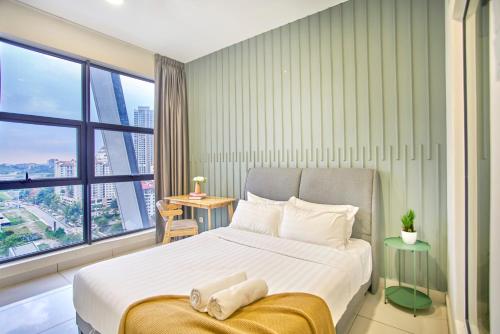 ein Schlafzimmer mit einem großen Bett und einem großen Fenster in der Unterkunft Near MITEC, Arte Mont Kiara by Cobnb in Kuala Lumpur