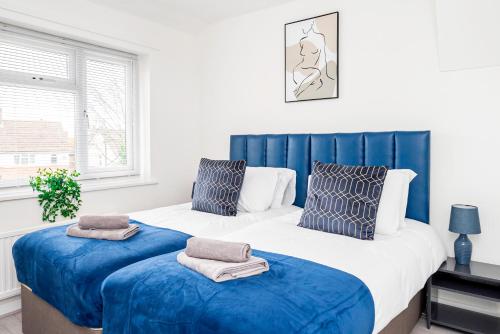 מיטה או מיטות בחדר ב-Private immaculate contractor and leisure stay with large driveway