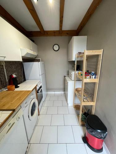 a kitchen with a refrigerator and a washing machine at Maisonnette à 5mn des plages. in Guéthary