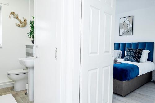 Private immaculate contractor and leisure stay with large driveway tesisinde bir odada yatak veya yataklar