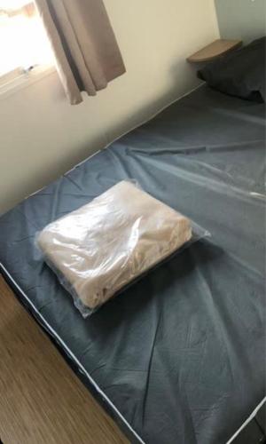 un lit avec une feuille de plastique dessus dans l'établissement Mobil-home Camping - La Marine - Grau du Roi, au Grau-du-Roi