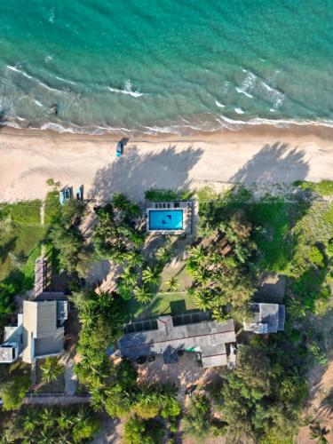 una vista aérea de una casa en la playa en Hotel Coral Bay en Trincomalee