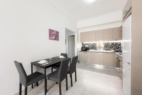 Fotografie z fotogalerie ubytování New Spacious & Stylist Apt v destinaci Piraeus