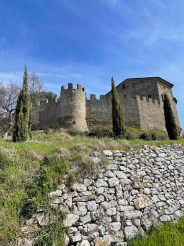 ein altes Schloss auf einem Hügel in der Unterkunft un sogno sul lago in Castiglione del Lago