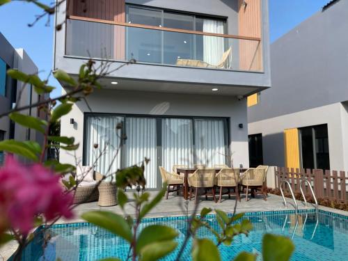 Het zwembad bij of vlak bij Tropicana Hồ Tràm - Seashell Villa